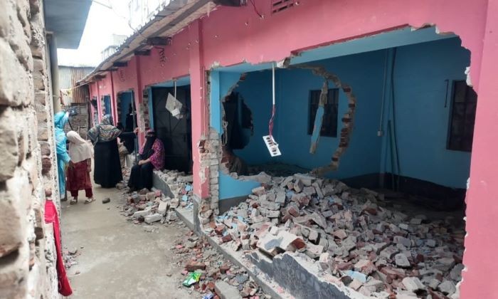 নারায়ণগঞ্জে চাঁদা না দেওয়ায় বাড়ি গুঁড়িয়ে দেওয়ার অভিযোগ (ভিডিও)